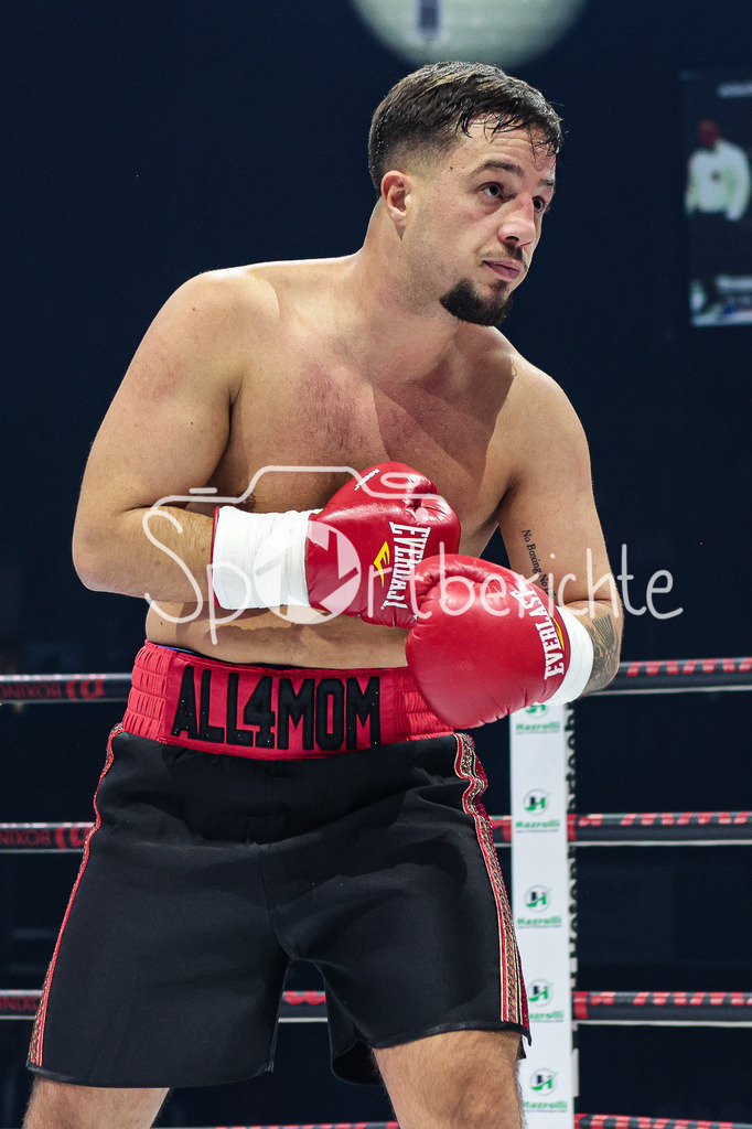 Profi - Box - Gala / Main Event | James KRAFT (rote Hose) in seinem Kampf gegen Vaclav TOJACEK (schwarze Hose)