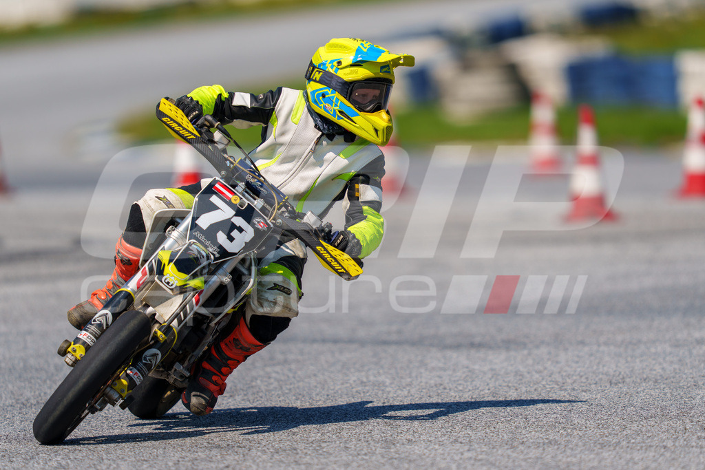 G-Cup + Supermoto Staatsmeisterschaft + Hungarian Supermoto Championship | GRIPcapture steht für authentische Sportfotografie in Österreich – für Momente, die mehr sind als Geschwindigkeit oder Ergebnis. Es geht um Emotion, Spannung, Fokus und den Augenblick, der oft nur einen Wimpernschlag dauert.Ob Motorsport, Teamsport oder 