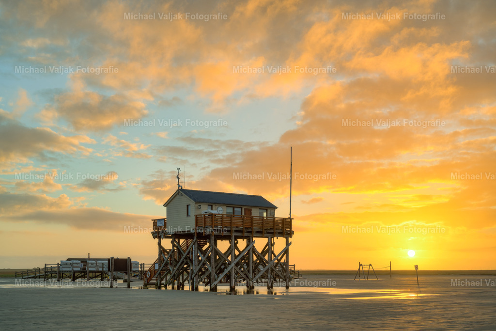 Sankt Peter-Ording Sonnenaufgang II | Sonnenaufgang bei den Pfahlbauten am Böhler Strand von Sankt Peter-Ording.  - Realisiert mit Pictrs.com