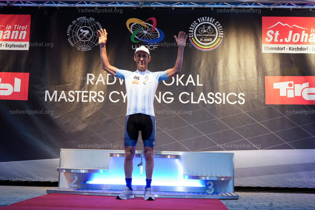 1236_20230817_Bewerb_Maenner_Muehlanger | AUT - OESTERREICH, 2023-08-16: SPORT RENNRAD-FAHREN - 55. INTERNATIONALER RADWELTPOKAL IN ST. JOHANN IN TIROL  - Vintage-Radrennen mit WM-Bronze-Medaillen-Siegerin Christina Schweinberger, den Teilnehmer und Alexander Baumann (vom Orginastions-Team) - TAG 2 BEWERB MAENNER IN SECHS GRUPPEN  ; Foto: Roland Muehlanger
