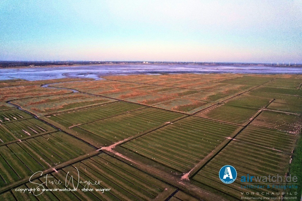 Nordsee, Nordfriesland, Nordstrand, Pohnshalligkoog - airwatch.de | Der Pohnshalligkoog ist ein Ortsteil der Gemeinde Nordstrand in Schleswig-Holstein. Er ist der jüngste bewohnte Koog der Halbinsel Nordstrand und hat etwa 274 Einwohner. Der Koog wurde 1924 durch die Eindeichung der ehemaligen Hallig Pohnshallig geschaffen.