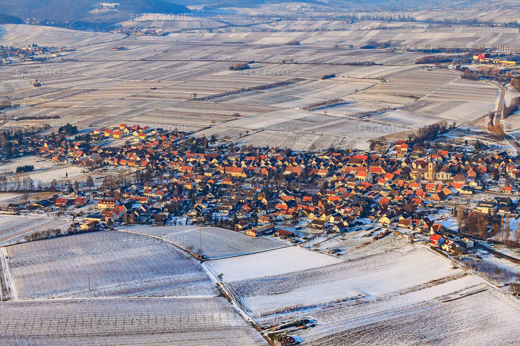 Luftbild: Winzerdorf von Süden im Winter bei Schnee in Göcklingen im Bundesland Rheinland-Pfalz in Deutschland. Foto: IMG_24462.jpg vom 16.02.2010 durch Werner Riehm/FLY-FOTO.de