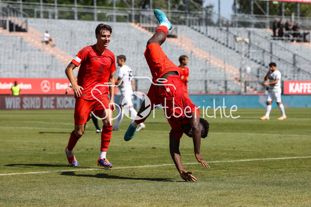 FC Würzburger Kickers - FC Bayern Amateure | Jubel nach dem Treffer zum 0-1 durch Nestory IRANKUNDA (FC Bayern München II #7) / Tor / Freude / Happy / Torschuetze / Flick Flack / Salto / Regionalliga Bayern: FC Würzburger Kickers - FC Bayern München II, AKON Arena am 24.08.2024