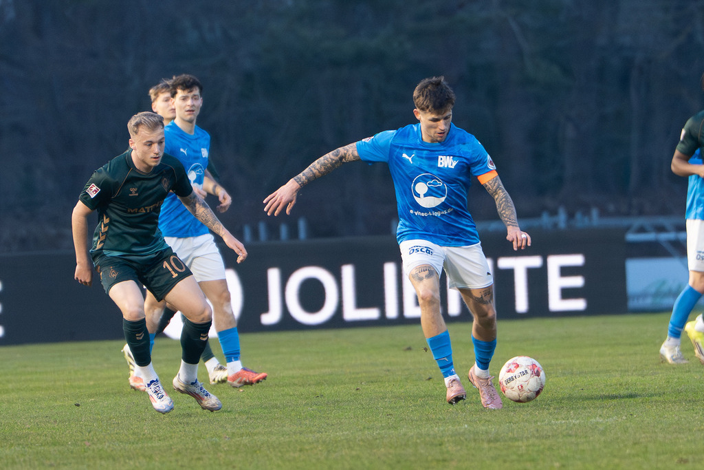 Fußball I Herren I Saison 2025-2026 I Regionalliga Nord I 25. Spieltag I TuS Blau-Weiß Lohne - Werder Bremen II I 5744 | Dennis Lüdtke Frie (10, SV Werder Bremen II) und Jakub Westerdorf (16, TuS BW Lohne) - Realisiert mit Pictrs.com