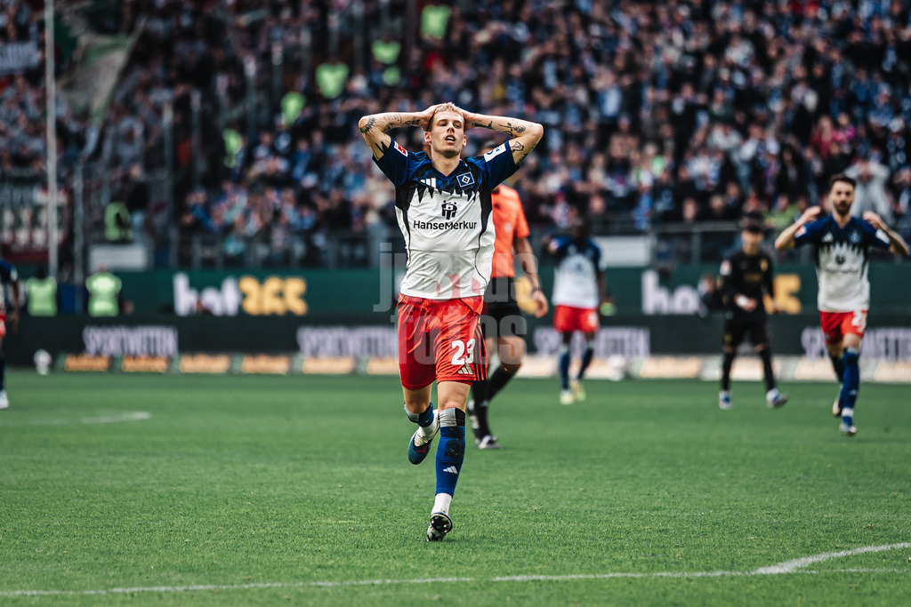 Fußball | Männer | Saison 2025/2026 | 1. Fußball-Bundesliga | 28. Spieltag | Hamburger SV vs. FC Augsburg | 04.04.2026 | Albert Gronbaek (#23, HSV) ärgert sich