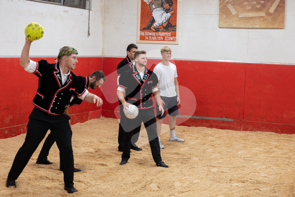 ESAF2025_Empfang_8671 | Die Schwinger des Schwyzer Kantonalen Schwingerverbandes: Fotos, die Dynamik und Leidenschaft festhalten, sowie emotionale Momente aus dem traditionellen Schwingsport zeigen. - Realisiert mit Pictrs.com