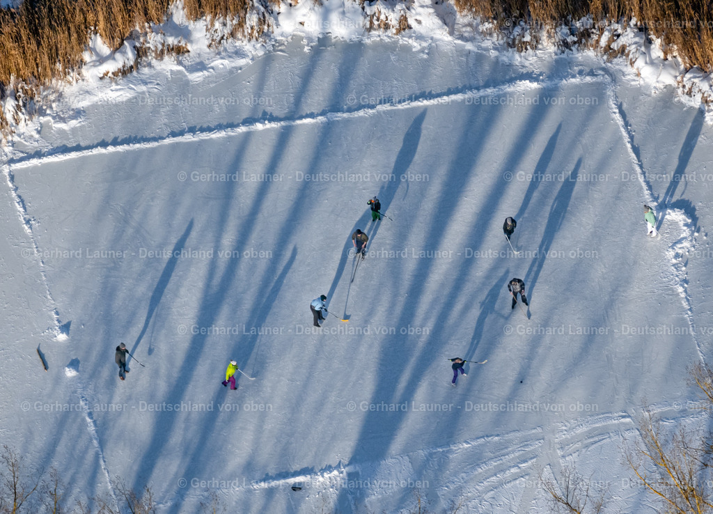 4044970 | SüDHARZ 14.02.2021 Winterlich schneebedeckte Spaziergänger und Passanten laufen auf der Eisschicht der zugefrorenen Uferbereiche der See - Oberfläche "Der kleine See" mit Eishockey - Spielern im Ortsteil Uftrungen in Südharz im Bundesland Sachsen-Anhalt, Deutschland. // Wintry snowy strollers and passers-by walk on the ice sheet of the frozen bank areas of the lake - surface "Der kleine See" with ice hockey players in the district Uftrungen in Suedharz in the state Saxony-Anhalt, Germany. Foto: Gerhard Launer