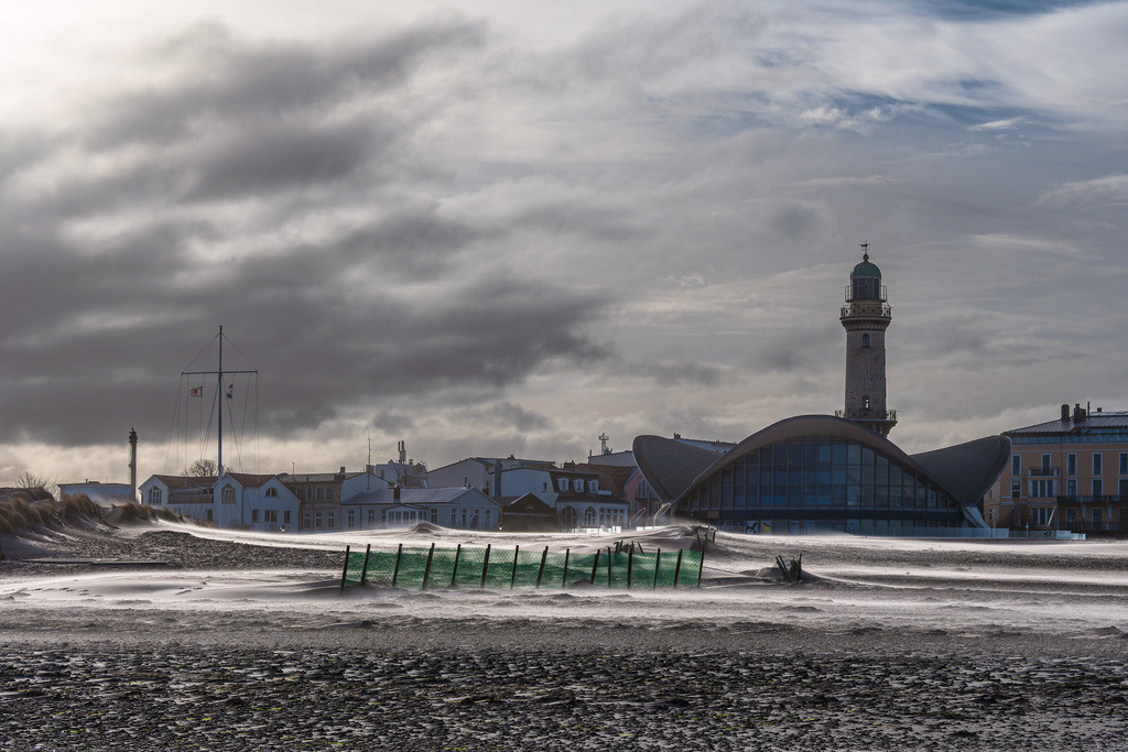 Blick auf den Leuchtturm und den Teepott im Ostseebad Warnemünde | Blick auf den Leuchtturm und den Teepott im Ostseebad Warnemünde.