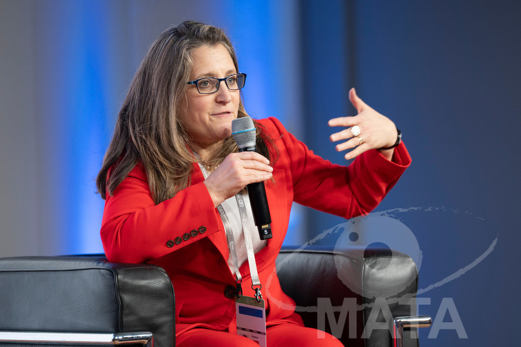 _DWA3151 | Die MSC Security and Literature Series der Münchner Sicherheitskonferenz wird von der ZEIT mitveranstaltet und vom Literaturhaus München unterstützt. Am Donnerstag, 12. Februar (19-20 Uhr), spricht Autor Serhiy Zhadan aus Charkiw mit Chrystia Freeland, Sonderbeauftragte für den Wiederaufbau der Ukraine und ehemalige stellvertretende Premierministerin Kanadas, über die Zukunft der Ukraine - Realisiert mit Pictrs.com