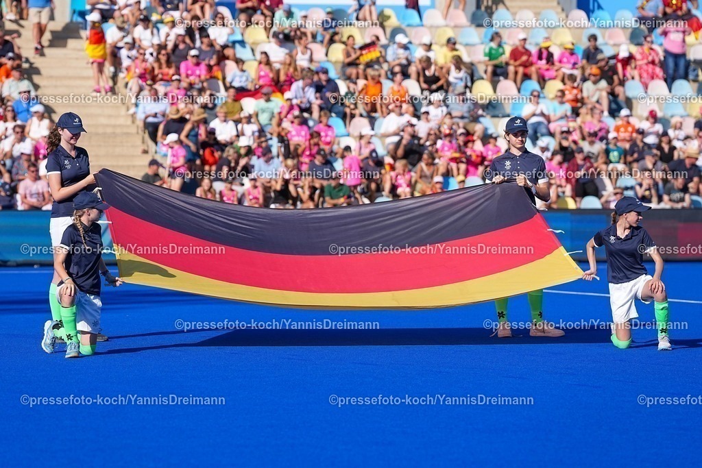xydrx09082504038 | 09.08.2025, xydrx, Frauen EuroHockey Championship 2025, Gruppenphase, Gruppe a, Deutschland - Frankreich, Sparkassenpark Mönchengladbach: Fahnenkinder halten die Deutsche Flagge