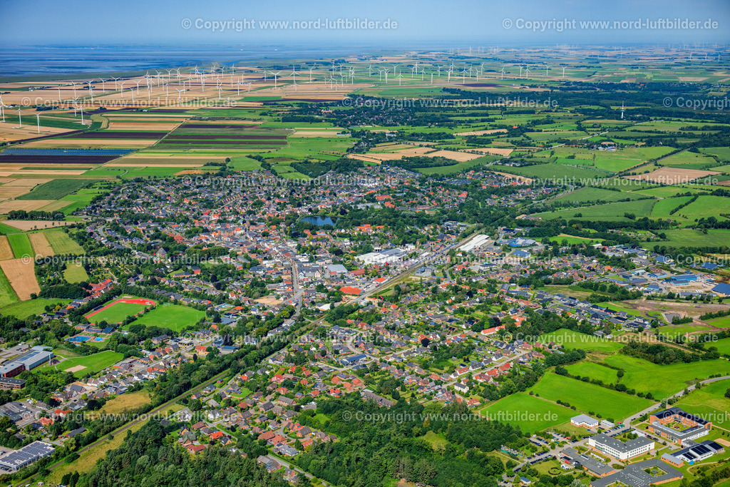 Bredstedt_ELS_8677130825 | BREDSTEDT 13.08.2025 Stadtgebiet mit Außenbezirken und Innenstadtbereich am Rand von landwirtschaftlichen Feldern und Ackerflächen in Bredstedt im Bundesland Schleswig-Holstein, Deutschland. // Urban area with outskirts and inner city area on the edge of agricultural fields and arable land in Bredstedt in the state Schleswig-Holstein, Germany. Foto: Martin Elsen