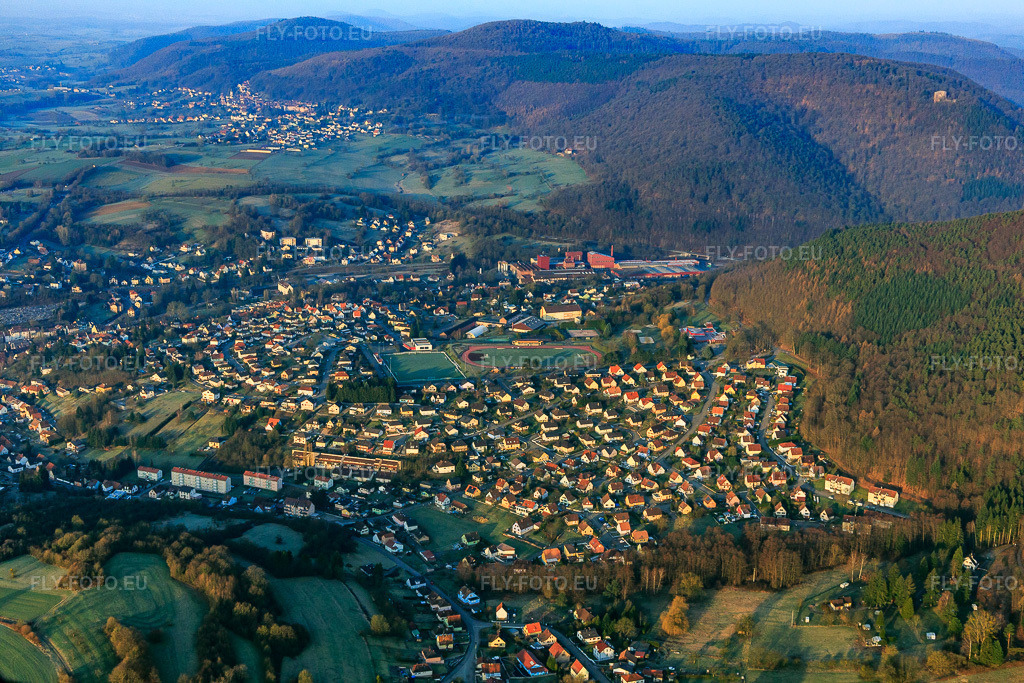 Vue aérienne: Vue de la ville depuis l'est à Niederbronn-les-Bains dans le département Bas Rhin, France – .Photo: IMG_105258.jpg prise le 25/03/2018 par Werner Riehm/FLY-FOTO.eu – Résolution de l'original: 5472 x 3648 px