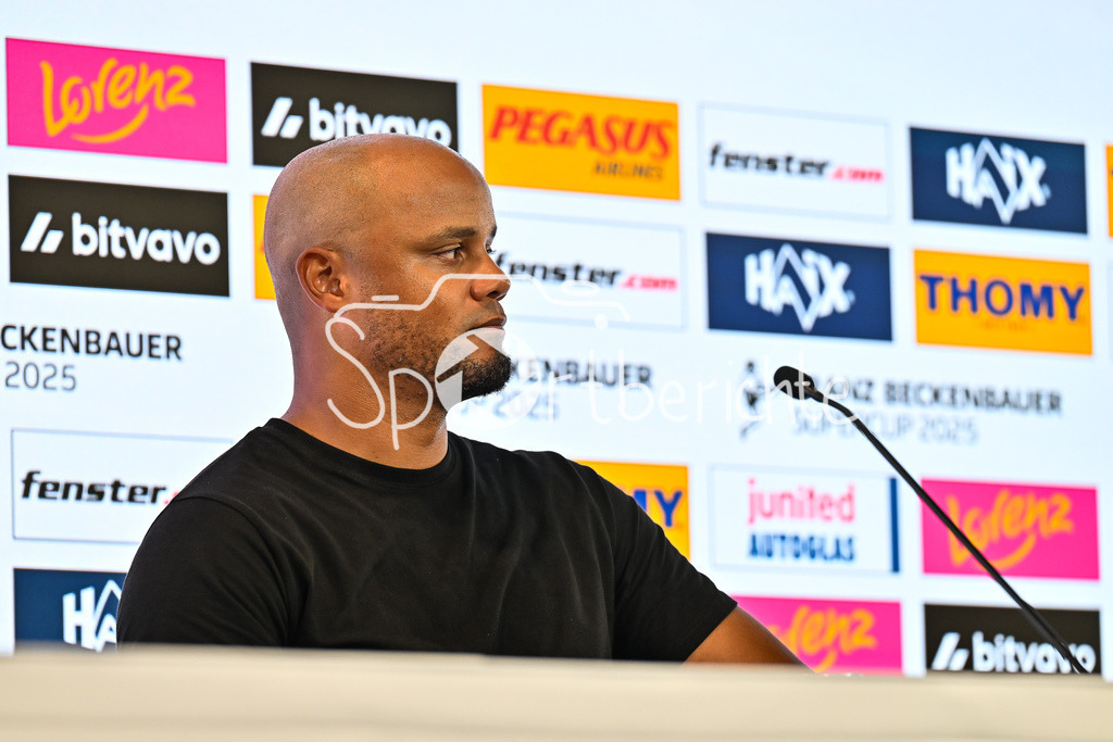 VfB Stuttgart - FC Bayern München | im Bild Vincent KOMPANY Trainer FC Bayern Muenchen auf der Pressekonferenz nach dem Franz Beckenbauer Supercup / Einzelfoto / Freisteller / Franz-Beckenbauer Supercup: VfB Stuttgart - FC Bayern München; MHP Arena am 16.08.2025