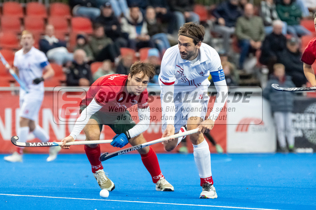 HK_20241102_108416 | 1. Bundesliga Herren Crefelder HTC - TSV Mannheim am 2.11.2024 CHTC Krefeld, Krefeld , Manuel Prol ( TSV Mannheim ) , Reissinger Hans ( Crefelder HTC #21 )