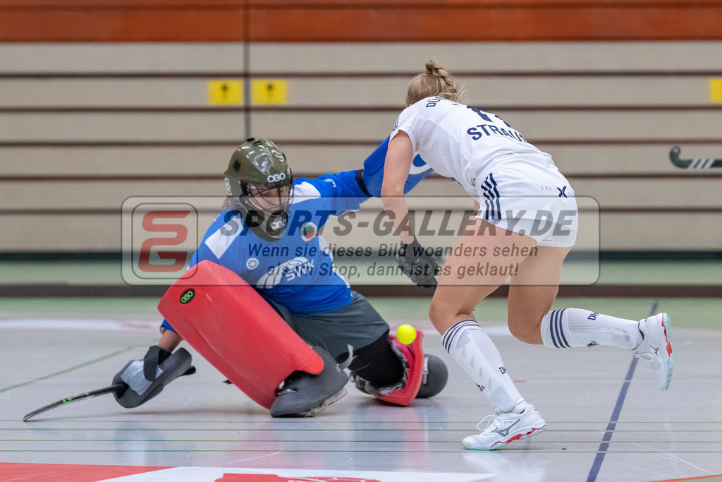 HK_20221126_101672 | 1. Bundesliga ( Halle ) Damen Crefelder HTC - Düsseldorfer HC am 27.11.2022 Crefelder HTC, Krefeld , Gillessen Jana ( Torfrau Crefelder HTC #2 ) , Sara Strauss ( Düsseldorfer HC #11 )