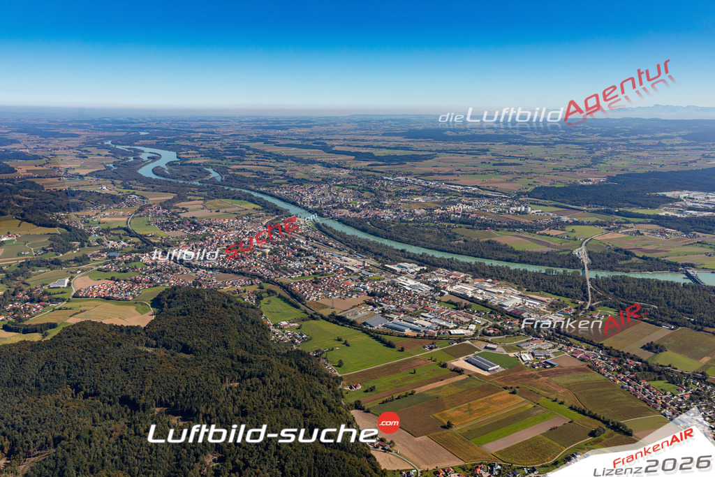 Das Luftbild der Stadt Simbach am Inn wurde 2021 vom Flugzeug heraus erstellt (keine Drohne) Aufnahmehöhe ca.450 Meter- hohe Bildauflösung und Druck-Qualität garantiert!