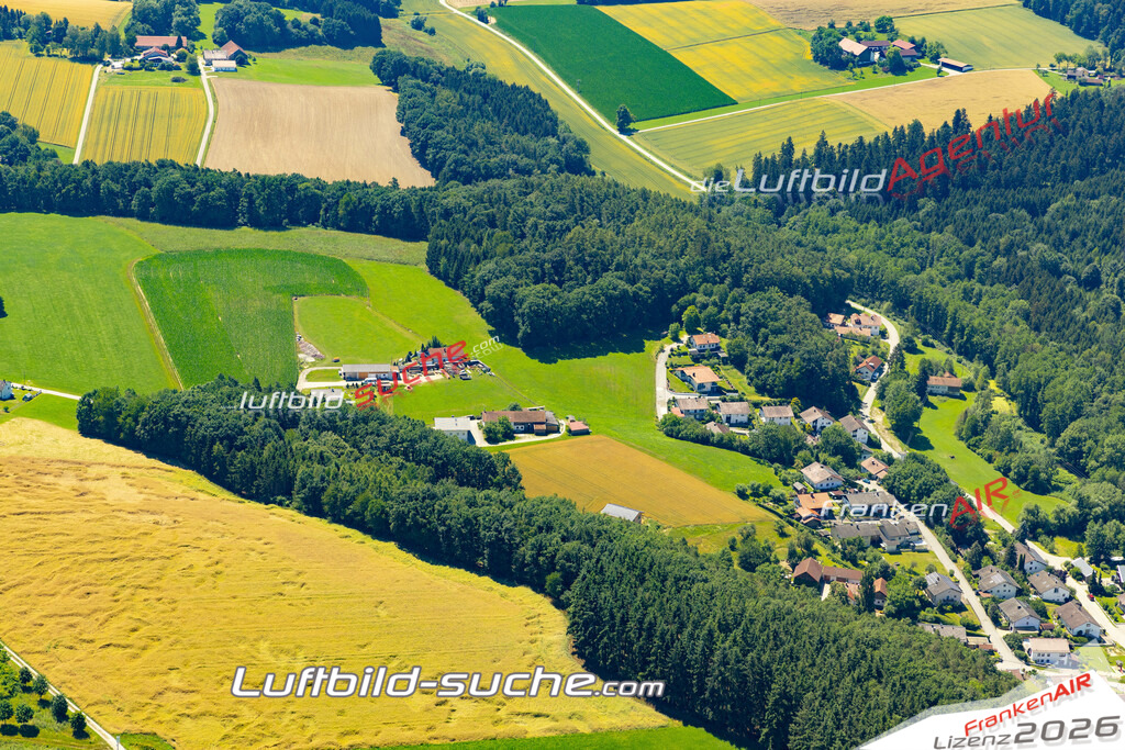 Aktuelles Luftbild von  Roßbach - Die Luftaufnahme wurde 2022 mittels UL-Flugzeug erstellt ( keine Drohne ) - hochauflösende Kamera-Systeme von  Canon -Beste Qualität - Für grossformatige Ausdrucke geeignet. Die Geschenkidee !
