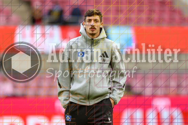 1. FC Köln vs Hamburger SV - 1. Bundesliga  | Köln, Deutschland, 02.11.25:   Giorgi Gocholeishvili (Hamburger SV) schaut waehrend des Spiels der Bundesliga zwischen  1. FC Köln vs Hamburger SV in der RheinEnergieStadion(Foto von Brauer-Fotoagentur / Adrian Schlueter)