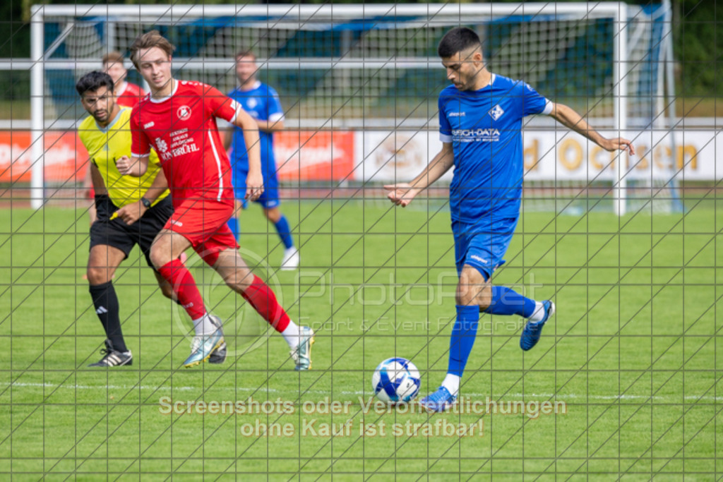 20250824_160006_0013 | #,1.FC Eislingen (blau) vs. MTV Stuttgart (rot), Fussball, Landesliga 2 - wfv, 02. Spieltag, Saison 2025/2026, Rasenplatz, Eichbachstation, Haldenstraße, 73054 Eislingen, 24.08.2025 - 15:00 Uhr,Foto: PhotoPeet-Sportfotografie/Peter Harich
