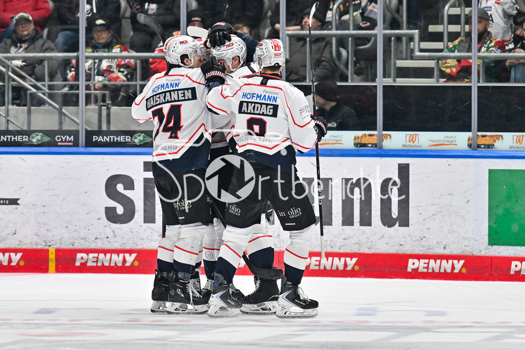 Augsburger Panther - Nürnberg Ice Tigers | AUGSBURG, GERMANY - 23. DECEMBER: Jubel der Ice Tigers nach dem Treffer zum 0-1 durch Samuel Dove-McFALLS (Nürnberg Ice Tigers 75) während dem Match zwischen den Augsburger Panthern und den Nürnberg Ice Tigers am 31. Spieltag der Penny DEL im Curt Frenzel Stadion