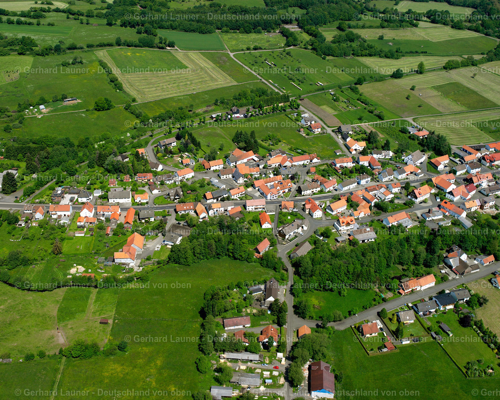 2614028 | ILBESHAUSEN-HOCHWALDHAUSEN 09.06.2006 Landwirtschaftliche Nutzflächen und Feldgrenzen  umsäumen das Siedlungsgebiet des Dorfes in Ilbeshausen-Hochwaldhausen im Bundesland Hessen, Deutschland // Agricultural land and field boundaries surround the settlement area of the village  in Ilbeshausen-Hochwaldhausen in the state Hesse, Germany Foto: Gerhard Launer