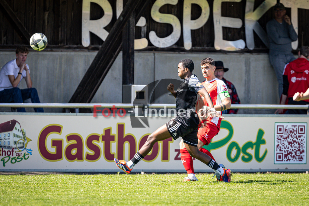 SV Raisting gegen SV Pullach | Fußball Herren Bezirksliga Oberbayern Süd 2025/26 25. Spieltag, SV Raisting gegen SV Pullach, 20260411,Zweikampf,2026-04-11 in Raisting (Raiffeisen Arena Raisting), Gianluca ZANDT (SV Raisting Kapitän 19), Zakarie Adukar MUDEI (SV Pullach 22)Copyright: WolfgangxLindner www.foto-lindner.de