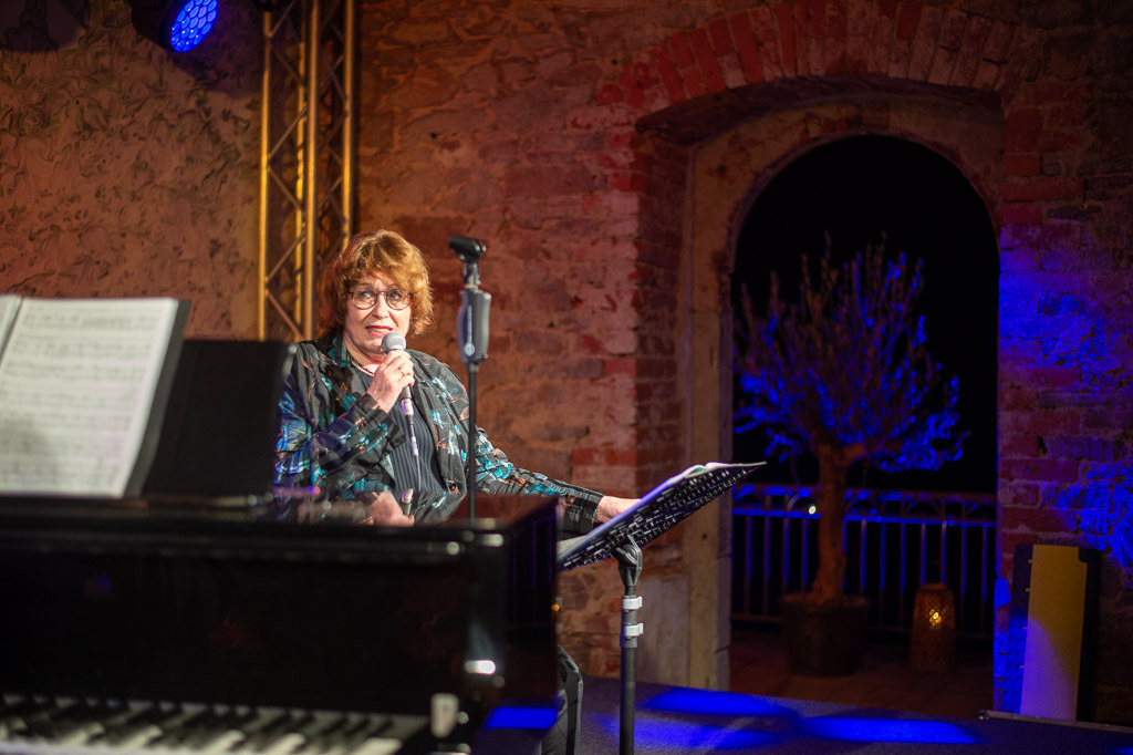 Uschi Brüning | Uschi Brüning im Forte Belvedere Leisnig zum Festival Hallo Leisnig 2022. - Realisiert mit Pictrs.com