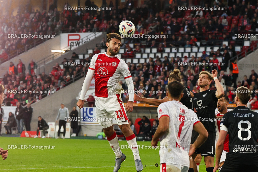 Rot-Weiss Essen - 1.Fc Schweinfurt | Essen, Deutschland, 02.11.2025 José-Enrique Ríos Alonso  (Rot-Weiss Essen) Kopfballwährend des 3.Liga Spiels zwischen  Rot-Weiss Essen und 1.Fc Schweinfurt am 02.11.2025 im Stadion an der Hafenstraße in Essen. (Foto von Timo Bluhmki-Schmidt/Brauer Fotoagentur