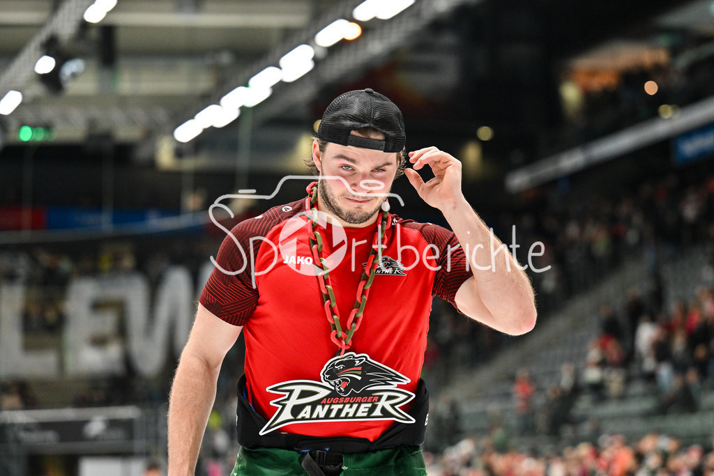 Augsburger Panther - Dresdner Eislöwen | AUGSBURG, DEUTSCHLAND - 06. MÄRZ: die Spieler der Panther feiern zusammen mit den Fans den Heimsieg gegen Dresden nach dem Match zwischen den Augsburger Panthern und den Dresdner Eislöwen am 49. Spieltag der Penny DEL im Curt Frenzel Stadion / D. J. BUSDEKER (Augsburger Panther 14)
