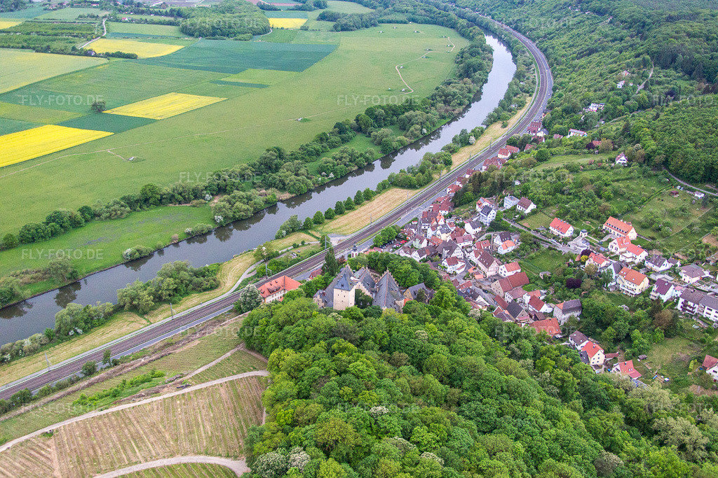 Luftbild: Schloss Mainberg im Ortsteil Mainberg in Schonungen im Bundesland Bayern in Deutschland. Foto: IMG_079024.jpg vom 14.05.2015 durch Werner Riehm/FLY-FOTO.de
