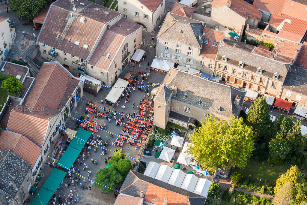 Vue aérienne: Marché médiéval à Rodemack dans le département Moselle, France. Photo: IMG_29495.jpg prise le 26/06/2010 par Werner Riehm/FLY-FOTO.eu – Résolution de l'original: 3995 x 2663 px