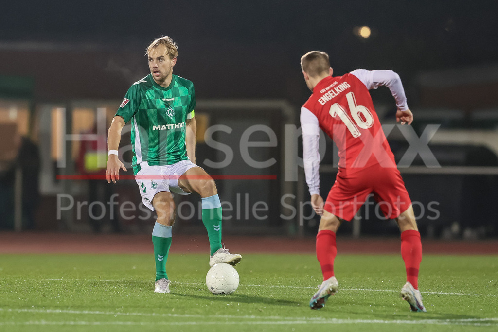 Fussball, Regionalliga Nord, SV Werder Bremen II - TSV Havelse | v.li.: Cimo Röcker (SV Werder Bremen II, 5) und Torben Engelking (TSV Havelse, 16) im Zweikampf, Duell, Dynamik, Aktion, Action, Spielszene