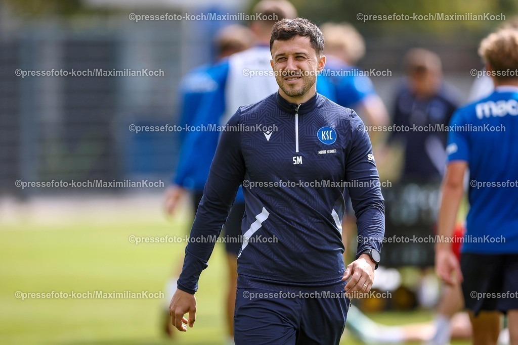 KSC02092502297 | 02.09.2025, Fußball, Training Karlsruher SC, 2. Fußball Bundesliga, Trainingsplatz am BBBank Wildpark Stadion Karlsruhe, Saison 2025 2026: Co-Trainer Sirus Motekallemi (KSC)