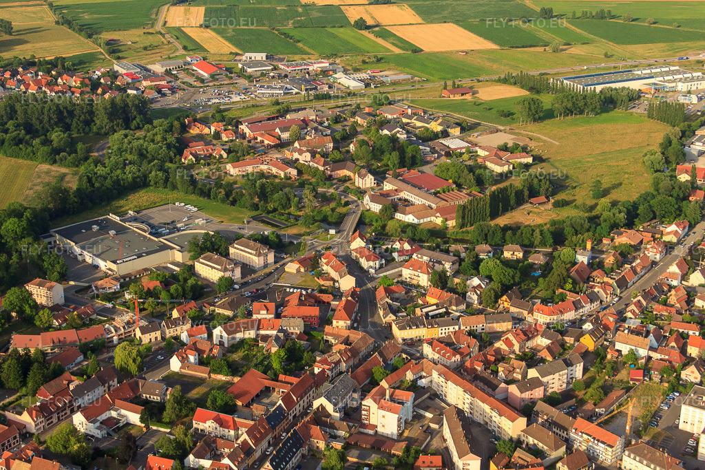 Vue aérienne: Super U et Drive à Bischwiller dans le département Bas Rhin, France.Photo: IMG_30425.jpg prise le 09/07/2010 par Werner Riehm/FLY-FOTO.euRésolution de l'original: 4752 x 3168 pxWWW.COURSESU.COM