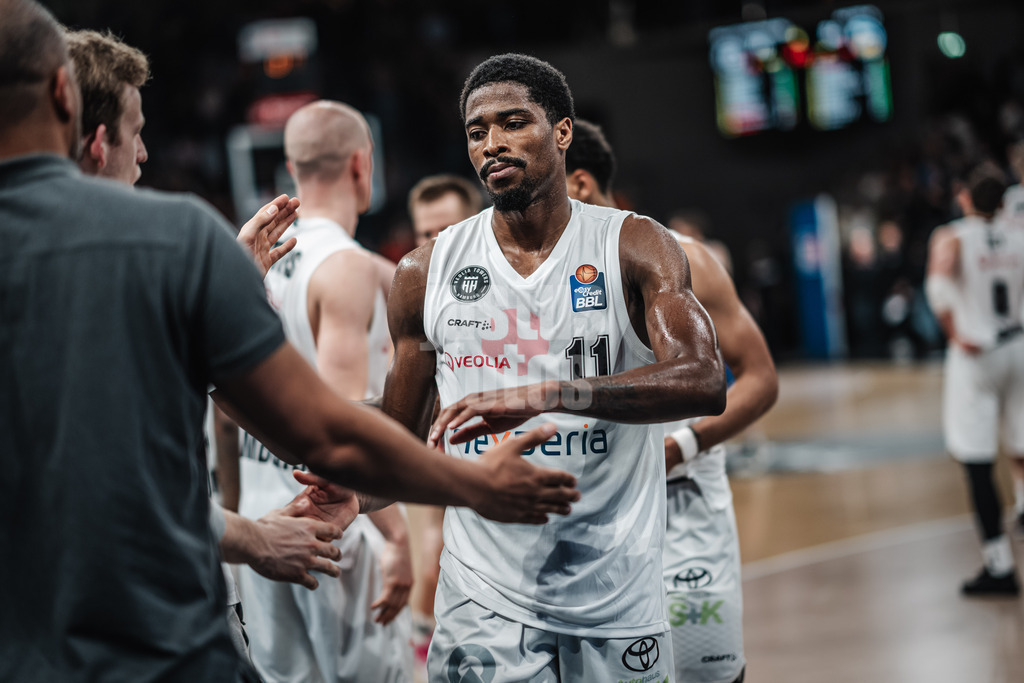 Basketball | Männer | Saison 2023/2024 | easyCredit Basketball Bundesliga | Veolia Towers Hamburg vs. Alba Berlin | 17.04.2024 | William Christmas (#11, Veolia Towers Hamburg) nach dem Spiel sichtlich enttäuscht