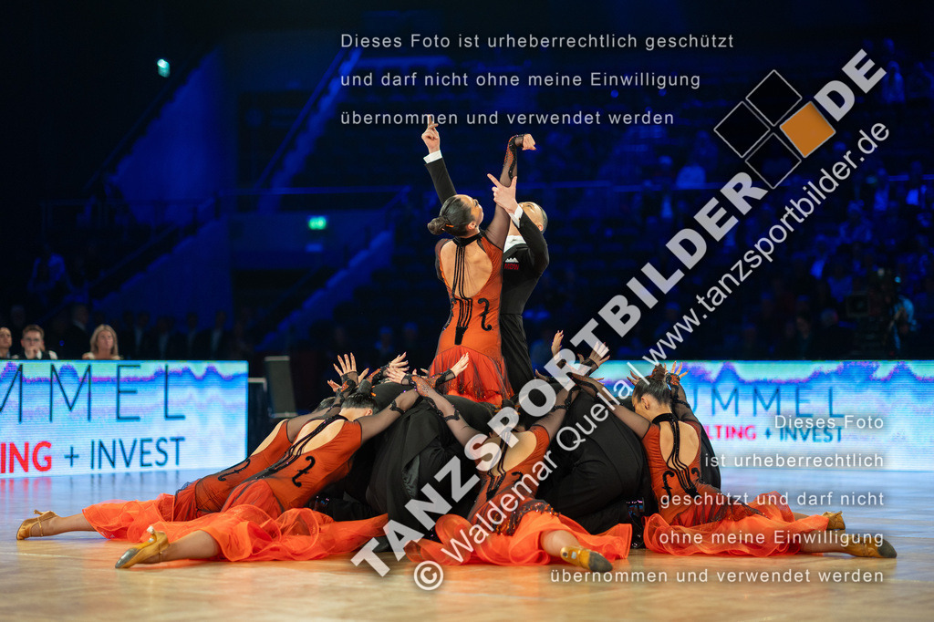 20251206-05302 | Hier finden Sie Tanz Bilder vom Latein und Standard Formationen tanzen. Sportbilder vom Tanzsport. Schöne Fotos und von Weltmeisterschaft, Europameisterschaft, Bundesliga, Regionalliga, Oberliga und Landesliga sowie von GOC Stuttgart, DanceComp, WM Bremen