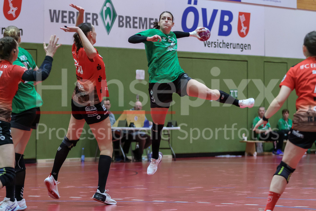 Handball, 2. Bundesliga Frauen, SV Werder Bremen - TG Nürtingen | v.li.: Anna Lena Bergmann (SV Werder Bremen, 25) am Ball, Spielszene, Aktion, Action