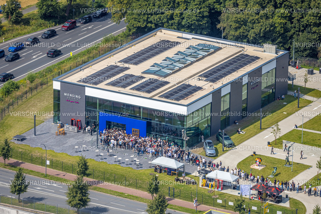 Hamm250808712 | Luftbild Hamm Kunstgalerie Mensing, Event, 1000 Besucher werden in der Kunstgalerie Art Cube erwartet, Ex-Rapper Kollega tritt auf, Besucherschlange, Rhynern, Hamm, Nordrhein-Westfalen, Deutschland