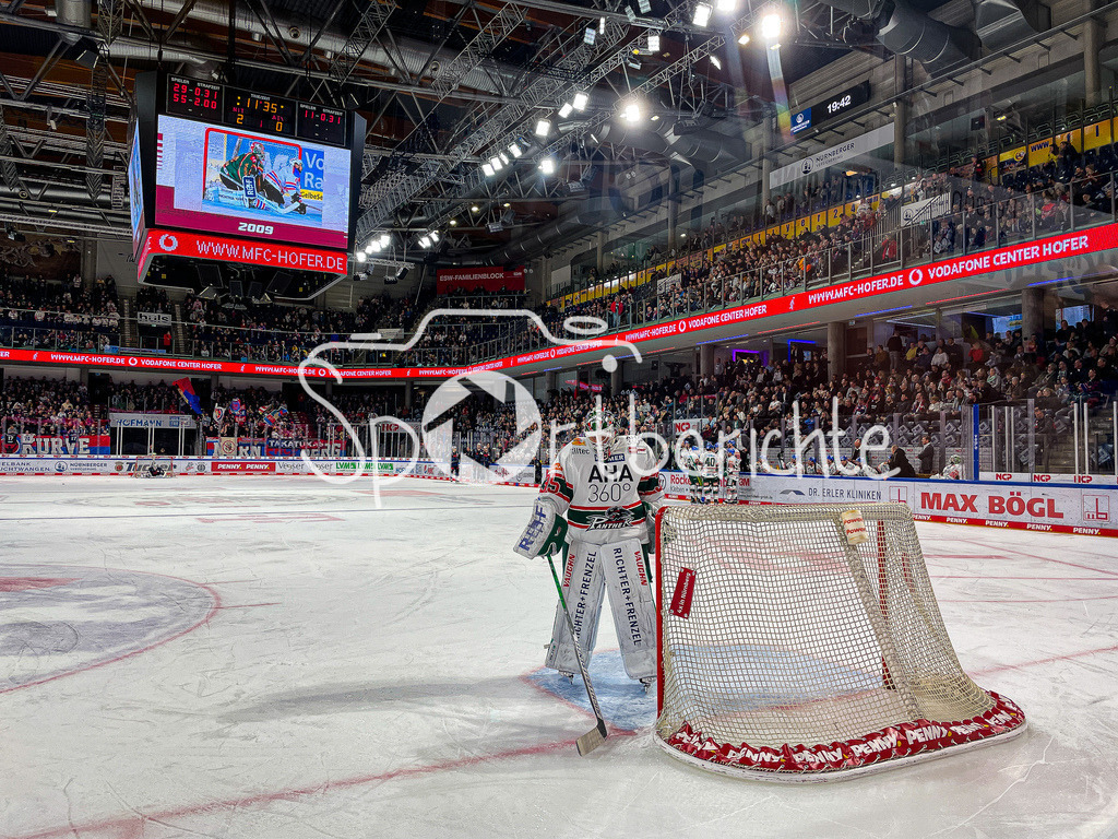 Nuernberg ICE Tigers - Augsburger Panther | Markus KELLER (AEV #35) macht mit seiner Kelle ein bisschen vor dem Tor sauber
