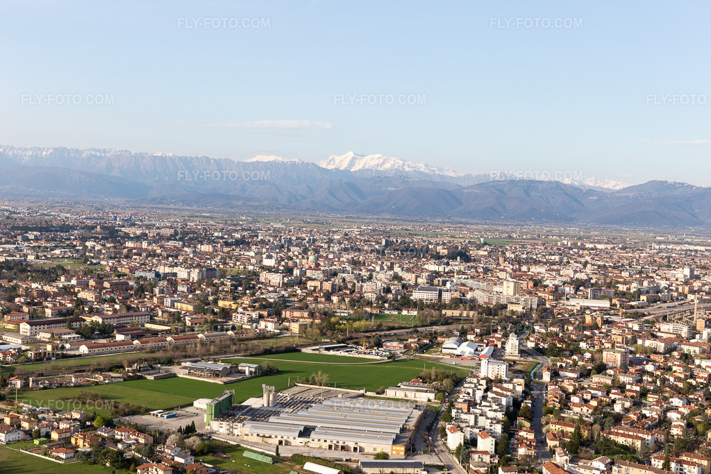 Aerial view: View of the town in Basaldella in the state Friuli Venezia Giulia, Italy. – Photo: IMG_105785.jpg taken on 04/08/2018 by Werner Riehm/FLY-FOTO.com – Resolution of the original: 5472 x 3648 px