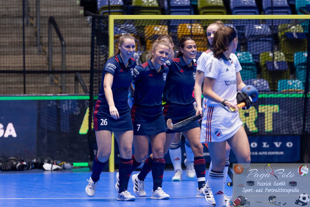 Volvo E.R.B. Final 4 Halbfinale Frauen: Mannheimer HC - Düsseldorfer HC, 25.01.2025 | Mabel Brands (Düsseldorfer HC #7) traf zum 0:1 und freut sich mit Elisa Gräve (Düsseldorfer HC #26) & Selin Oruz (Düsseldorfer HC #14), Mannheimer HC - Düsseldorfer HC, Frankfurt, Süwag Arena, 25.1.2025 - Realisiert mit Pictrs.com