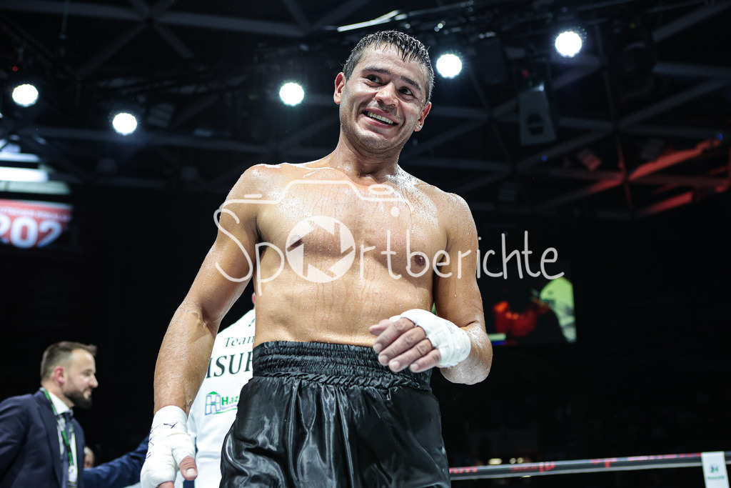 Profi - Box - Gala / Main Event | hernan David PEREZ (schwarze Hose) im WBF Titelkampf