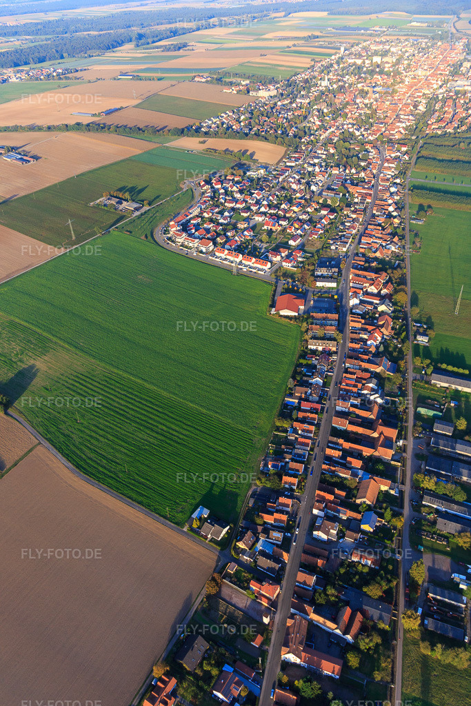 Luftbild: Saarstraße am Abend aus Westen in Kandel im Bundesland Rheinland-Pfalz in Deutschland. Foto: IMG_095337.jpg vom 16.10.2016 durch Werner Riehm/FLY-FOTO.de