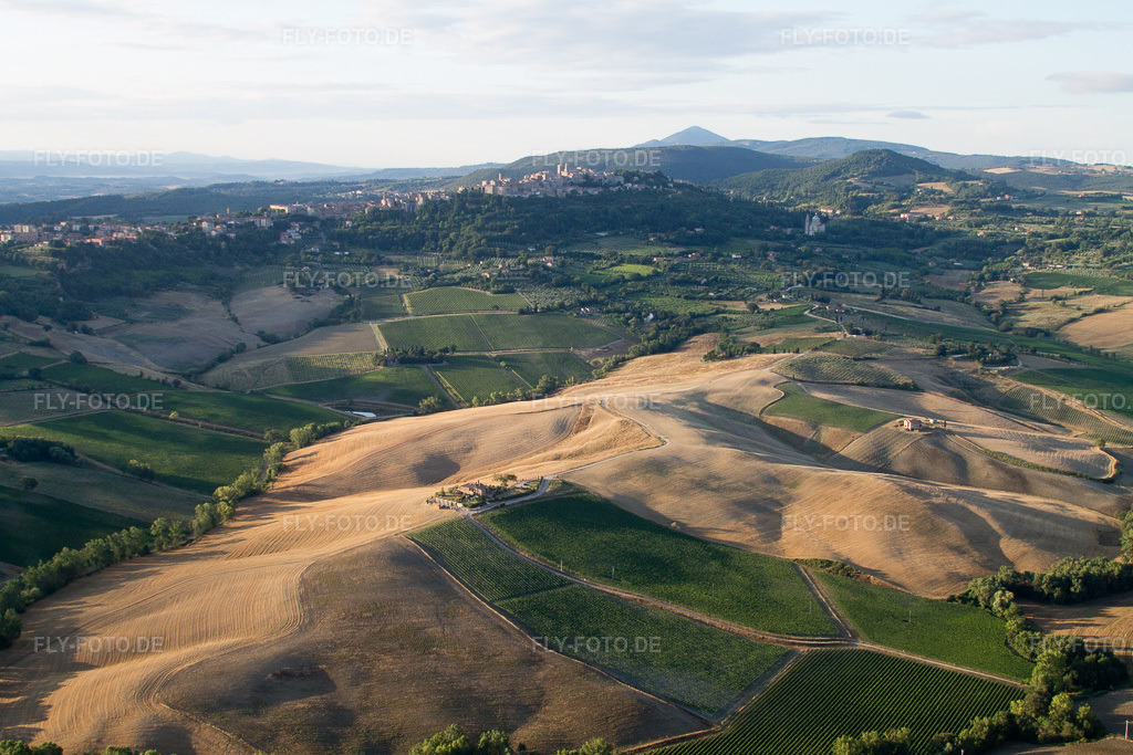 Luftbild: Ortsansicht in Montefollonico im Bundesland Toscana in Italien. Foto: IMG_43365.jpg vom 25.07.2011 durch Werner Riehm/FLY-FOTO.de