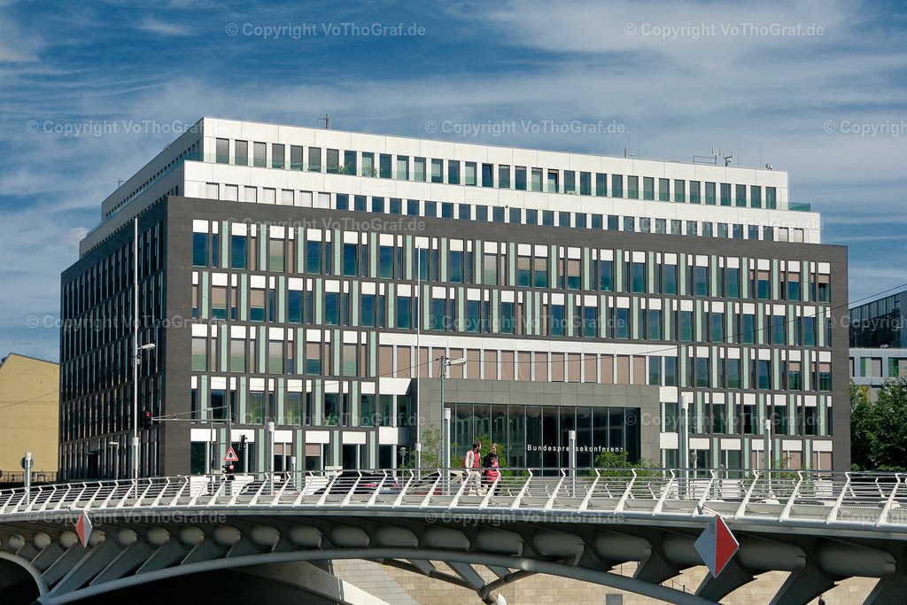 2023-06-03-051 a | Haus der Bundespressekonferenz in Berlin, am Schiffsbauerdamm 40.
Im Vordergrund die Kronprinzessinbrücke - Realisiert mit Pictrs.com