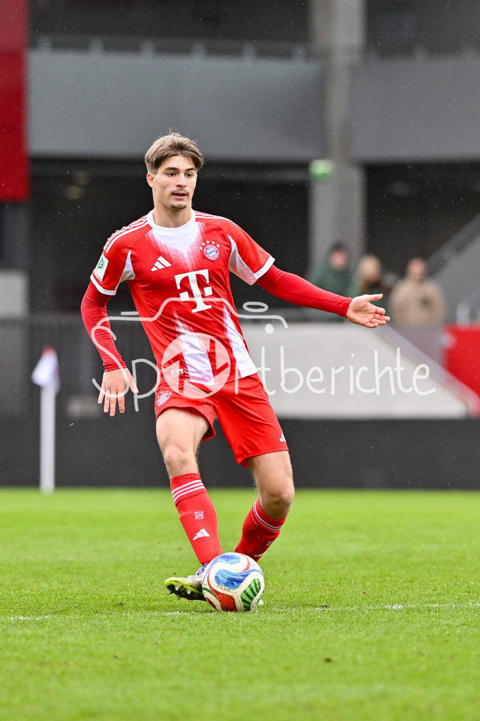 FC Bayern München - Berliner Athletik Klub | MUNICH, GERMANY - 21. FEBRUARY: am BAll Raphael PAVLIC (FC Bayern München U19 5) / Einzelfoto / Freisteller während dem Spiel zwischen der U19 des FC Bayern München und der U19 des Berliner Athletik Klubs am 3. Spieltag der DFB-U19 Nachwuchsliga am FC Bayern Campus