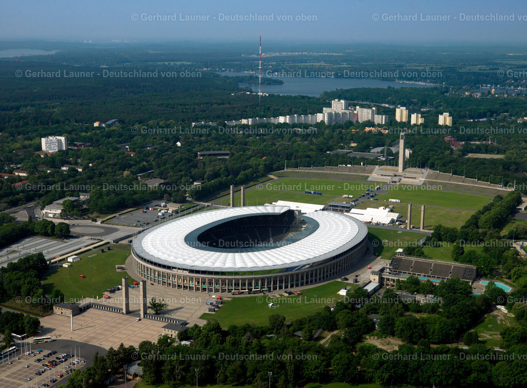 2790600 | Das Olympiastadion ist zentraler Bestandteil des axial aufgebauten Olympiageländes (ehemals: Reichssportfeld), zu dem auch das Sportforum, das Hockey-Olympiastadion, das Olympia-Reiterstadion, das Olympia-Schwimmstadion, die Waldbühne, das Maifeld, der Glockenturm und die Langemarckhalle, sowie die Stadion-Terrassen gehören. Die Ost-West-Achse erstreckt sich vom Olympischen Platz, wo sich der Haupteingang befindet, über das Stadion bis um Glockenturm. Das ebenfalls in ost-westlicher Richtung angelegte Stadionoval ist westlich durch eine Öffnung über dem Marathontor unterbrochen und eröffnet eine Sichtachse über das Maifeld zum Glockenturm.