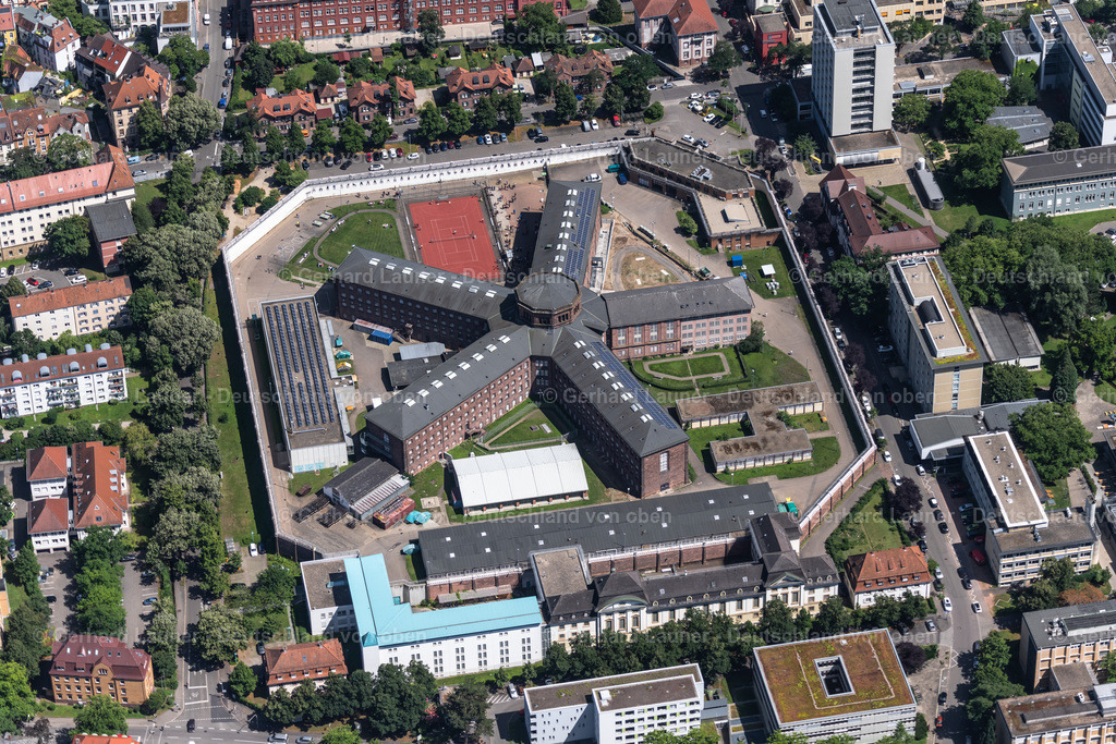 4033075 | FREIBURG IM BREISGAU 30.06.2020 Gefängnis- Gelände und Sicherheitsumzäunung der Justizvollzugsanstalt JVA  Justizvollzugsanstalt Freiburg an der Hermann-Herder-Straße in Freiburg im Breisgau im Bundesland Baden-Württemberg, Deutschland. Weiterführende Informationen bei: Justizvollzugsanstalt Freiburg. Nur für redaktionelle Nutzung freigegeben ! // Prison grounds and high security fence Prison Justizvollzugsanstalt Freiburg on Hermann-Herder-Strasse in Freiburg im Breisgau in the state Baden-Wurttemberg, Germany. Further information at: Justizvollzugsanstalt Freiburg. Editorial use only ! Foto: Gerhard Launer