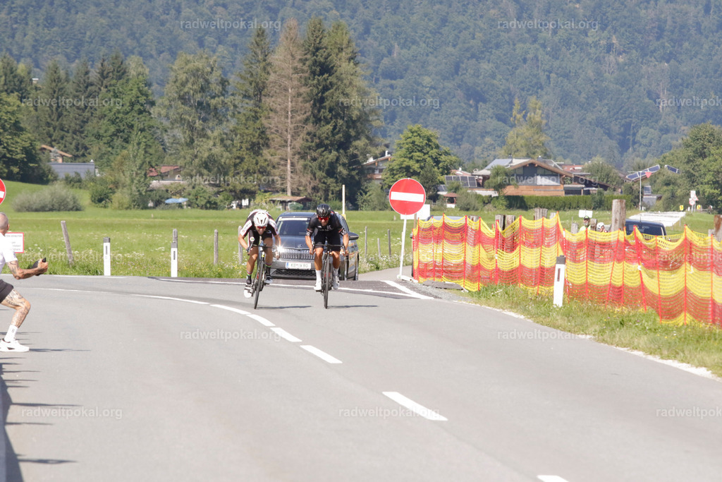 1092_20230817_Bewerb_Maenner_Muehlanger | AUT - OESTERREICH, 2023-08-16: SPORT RENNRAD-FAHREN - 55. INTERNATIONALER RADWELTPOKAL IN ST. JOHANN IN TIROL  - Vintage-Radrennen mit WM-Bronze-Medaillen-Siegerin Christina Schweinberger, den Teilnehmer und Alexander Baumann (vom Orginastions-Team) - TAG 2 BEWERB MAENNER IN SECHS GRUPPEN  ; Foto: Roland Muehlanger