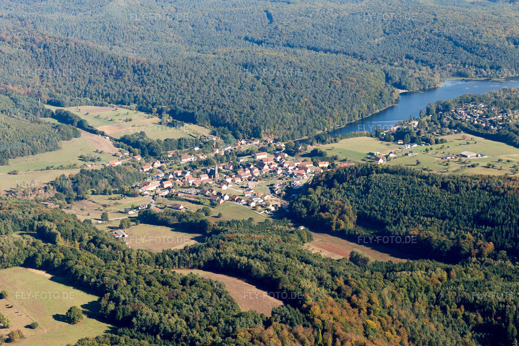 Luftbild: See- Uferbereichen des Etang de Haspelschiedt in Haspelschiedt im Bundesland Moselle in Frankreich. Foto: IMG_095183.jpg vom 16.10.2016 durch Werner Riehm/FLY-FOTO.de